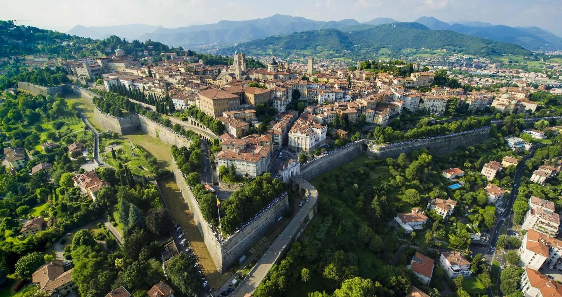 Central Luxury Apt W Garage Happy Home Bergamo 0*,